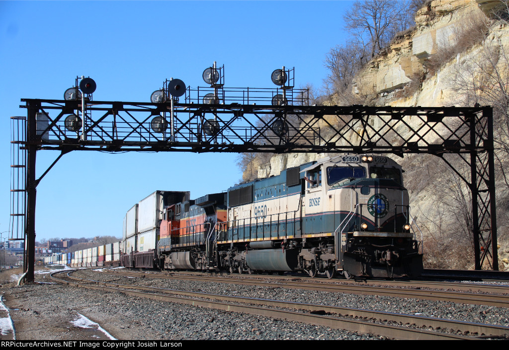 BNSF 9650 East - Daytons Bluff